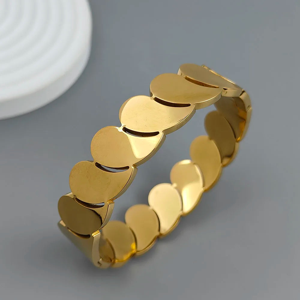 Lumelle Golden Petal Ring