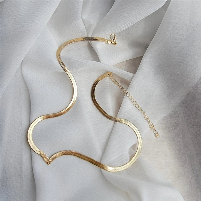 The Luxe Curve Necklace