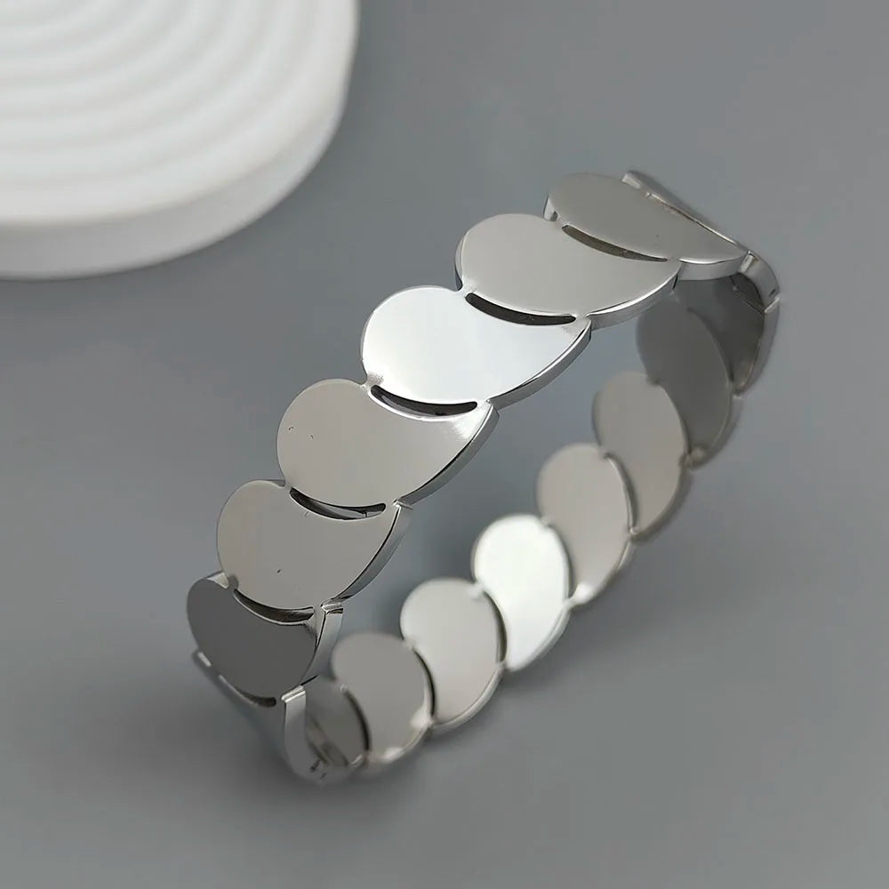 Lumelle Golden Petal Ring